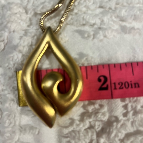 Classy gold tone necklace by Tifari - Picture 9 of 9